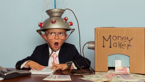 un enfant avec casque qui est relié à une boite en carton