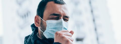 Toussez, vous êtes testé : un algo détecte les malades asymptomatiques Monsieur portant un masque en train de tousser en extérieur