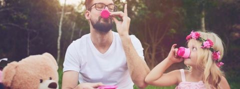 La guerre des sexes n'aura pas lieu Un homme qui le thé avec une petite fille habillée en rose