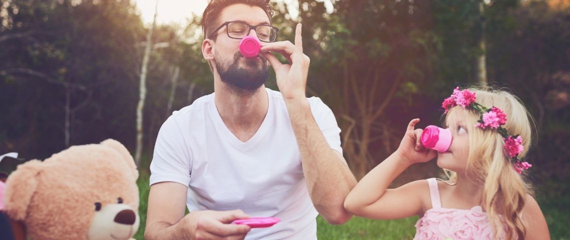 La guerre des sexes n'aura pas lieu Un homme qui le thé avec une petite fille habillée en rose