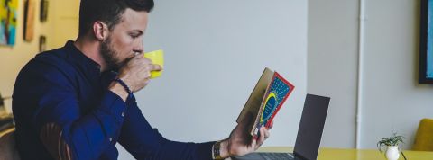 Trois textes pour réfléchir à l'omniprésence des technologies Un homme lit un livre devant son ordinateur portable