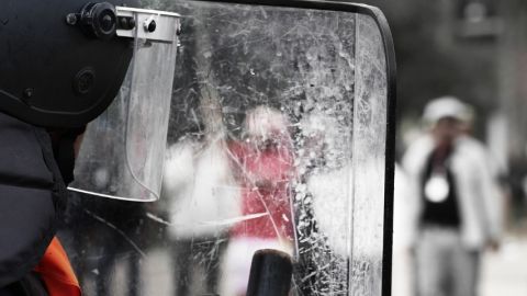 derrière le bouclier transparent d'un policier.