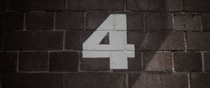 Le chiffre 4 peint sur un mur en brique