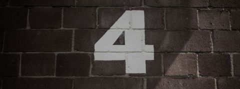 Les chiffres de la quatrième semaine de reconfinement Le chiffre 4 peint sur un mur en brique
