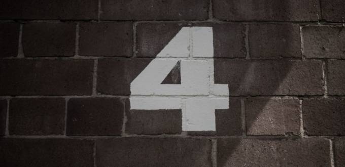 Le chiffre 4 peint sur un mur en brique