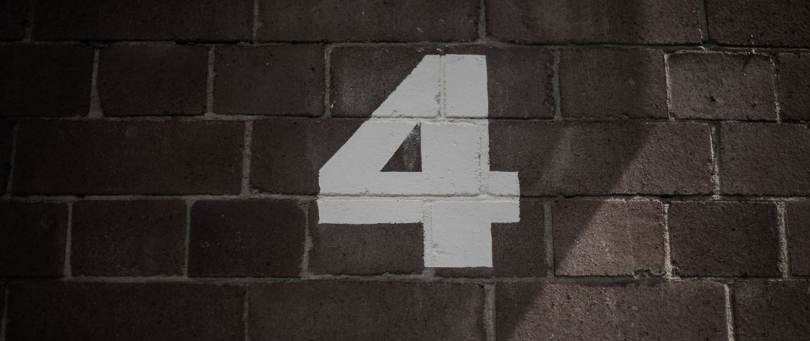 Les chiffres de la quatrième semaine de reconfinement Le chiffre 4 peint sur un mur en brique