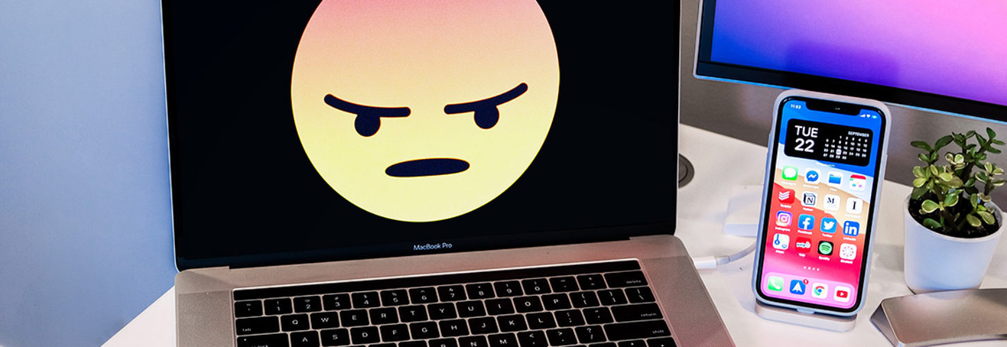 Pendant le confinement, les entretiens d'embauche se font en visio et sans RH Un ordinateur portable affichant un smiley colérique