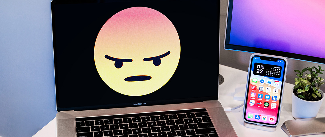 Pendant le confinement, les entretiens d'embauche se font en visio et sans RH Un ordinateur portable affichant un smiley colérique