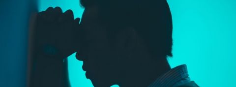 Un français sur cinq a pensé au suicide depuis le début de la crise Un homme sur fond bleu