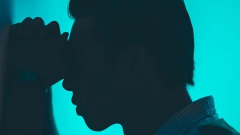 Un homme sur fond bleu