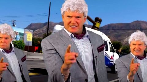 parodie du président Trump avec une perruque