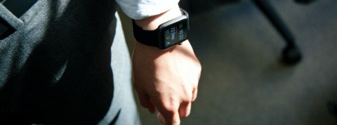 Covid-Tech : Bracelets et patchs connectés pour tracker la santé des salariés se démocratisent Un homme d'affaire porte une montre intelligente