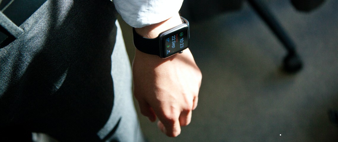 Covid-Tech : Bracelets et patchs connectés pour tracker la santé des salariés se démocratisent Un homme d'affaire porte une montre intelligente