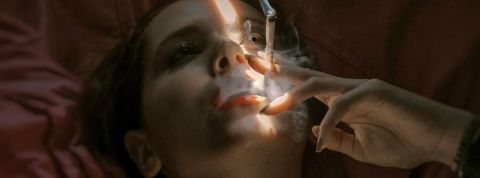 Pourquoi la consommation de tabac augmente pendant le confinement ? Une femme qui fume une cigarette