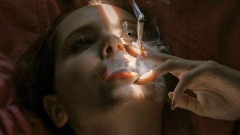 Une femme qui fume une cigarette