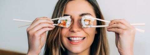 Etude sur la transition alimentaire Une femme avec des sushis à la place des yeux