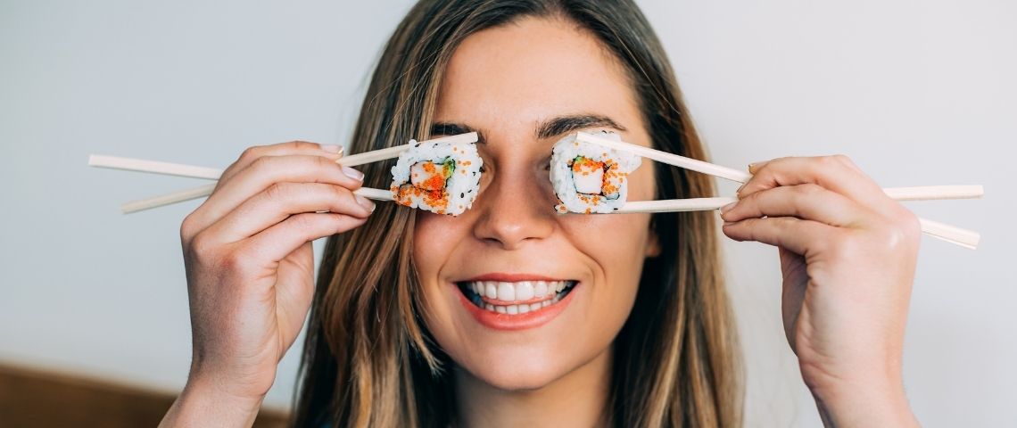Etude sur la transition alimentaire Une femme avec des sushis à la place des yeux