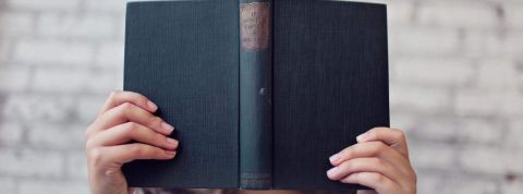 Reconfinement, semaine 3 : les textes à lire Une femme cachée derrière un livre