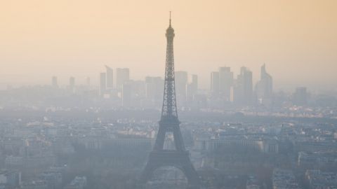 La Tour Eiffel dans un nuage de pollution