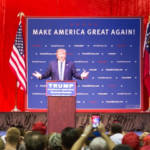 un meeting de Trump avec un fond rouge