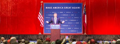 Sur Twitter, c'eszt Donald Trump le plus populaire un meeting de Trump avec un fond rouge