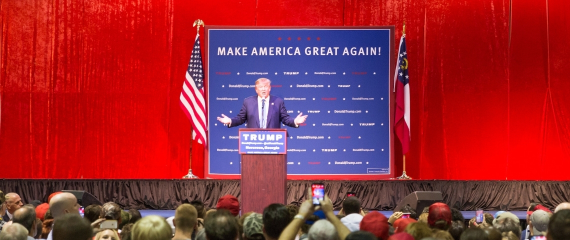 Sur Twitter, c'eszt Donald Trump le plus populaire un meeting de Trump avec un fond rouge