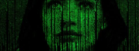 Et si vous créiez un deepfake de vous-même ? Image verte et pixelisée d'un visage de femme