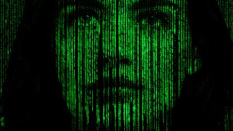 Et si vous créiez un deepfake de vous-même ? Image verte et pixelisée d'un visage de femme