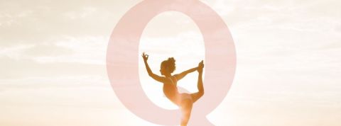QAnon s'invite chez les yogis Une femme qui fait du yoga