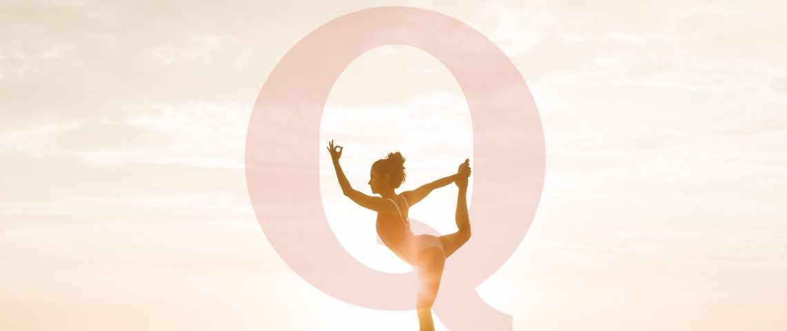 QAnon s'invite chez les yogis Une femme qui fait du yoga