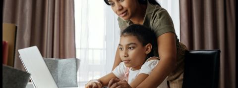 Les parents d'élèves font du zoom-bombing Une mère qui aide sa fille à faire ses devoirs devant l'ordinateur
