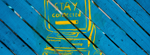 Humaniser les événements digitaux, un pari sur l'avenir. Un ordinateur peint sur une planche de bois