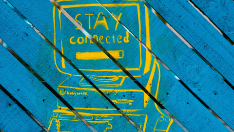 Un ordinateur peint sur une planche de bois