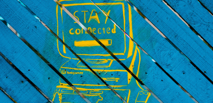 Un ordinateur peint sur une planche de bois