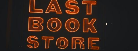 La résilience des petits commerces bookstore, librairie, néon, crise