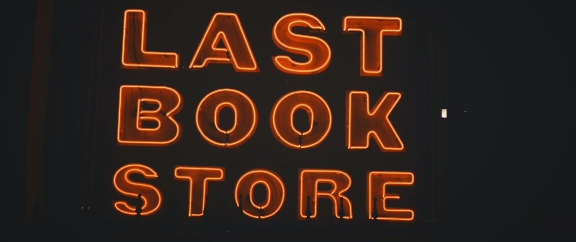 La résilience des petits commerces bookstore, librairie, néon, crise