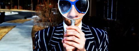 Tendances 2021 pour les entreprises Un homme tenant une loupe devant ses yeux