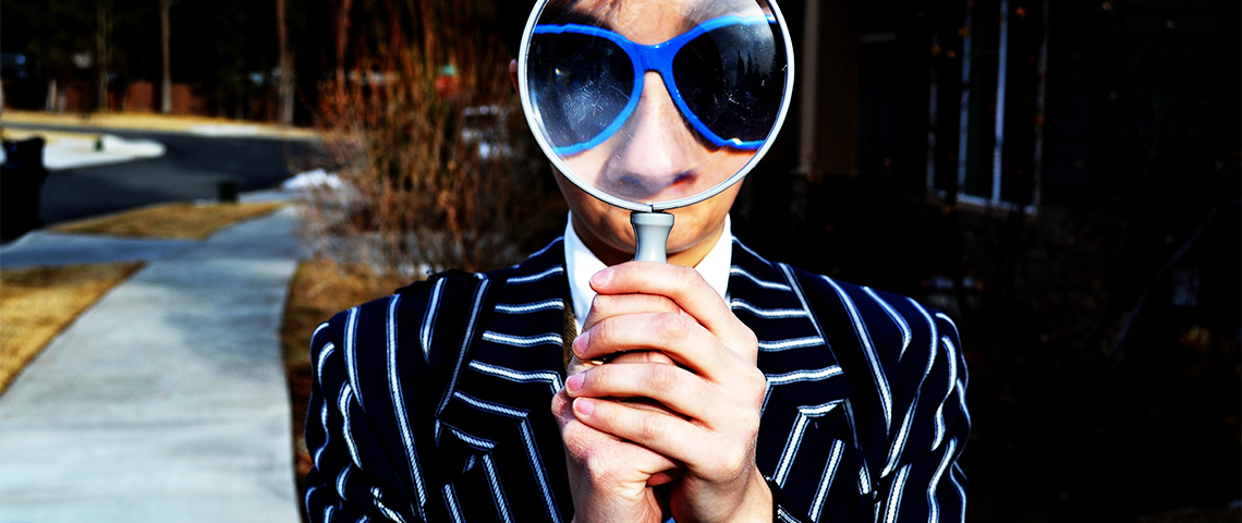 Tendances 2021 pour les entreprises Un homme tenant une loupe devant ses yeux