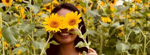Mieux comprendre la nature pour mieux la protéger Une femme dans un champ de tournesols