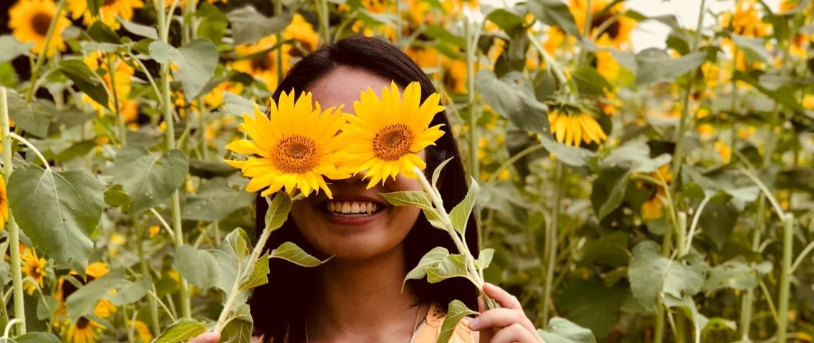Mieux comprendre la nature pour mieux la protéger Une femme dans un champ de tournesols