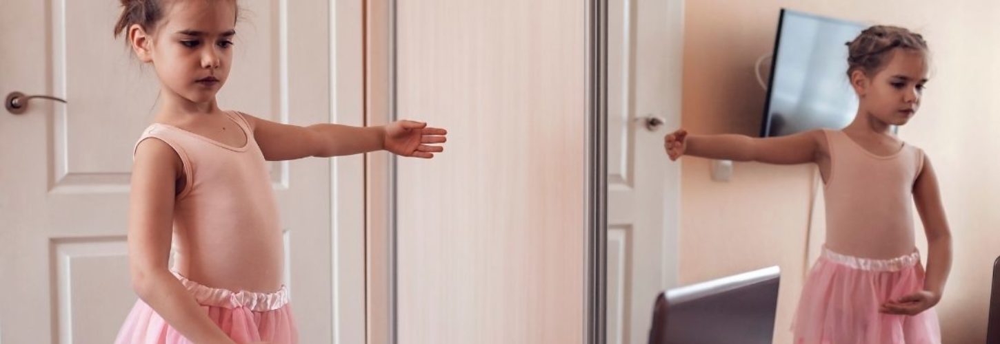 Etude sur les pratiques culturelles pendant le confinement Une petite ballerine s'exerce devant son ordinateur