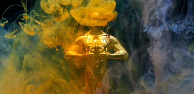 Une statue des Césars derrière un écran de fumée