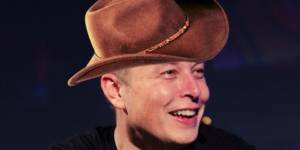Elon Musk portant un chapeau de cowboy