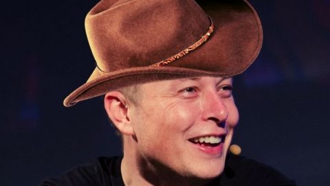 Elon Musk portant un chapeau de cowboy