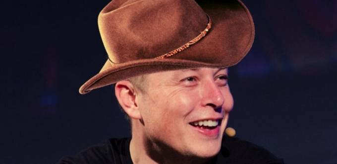 Elon Musk portant un chapeau de cowboy