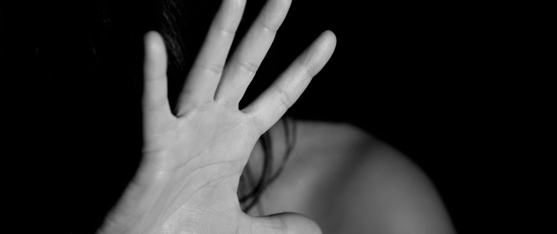 Eurelis s'engage aux côté de l'association HeHop pour la protection des victimes de violence Jeune femme se protégeant le visage avec sa main