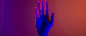 Une main néon