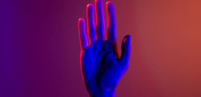 Une main néon