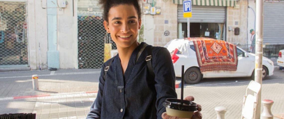 Getty Images et Glaad signent un partenariat pour lutter contre les stéréoptypes nuisibles à la communauté LGBTQ Personne transgenre souriante prenant un café