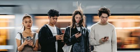 Tiktok lutte contre les fake news sur le vaccin anti-Covid Quatre adolescents qui regardent leur téléphone portable